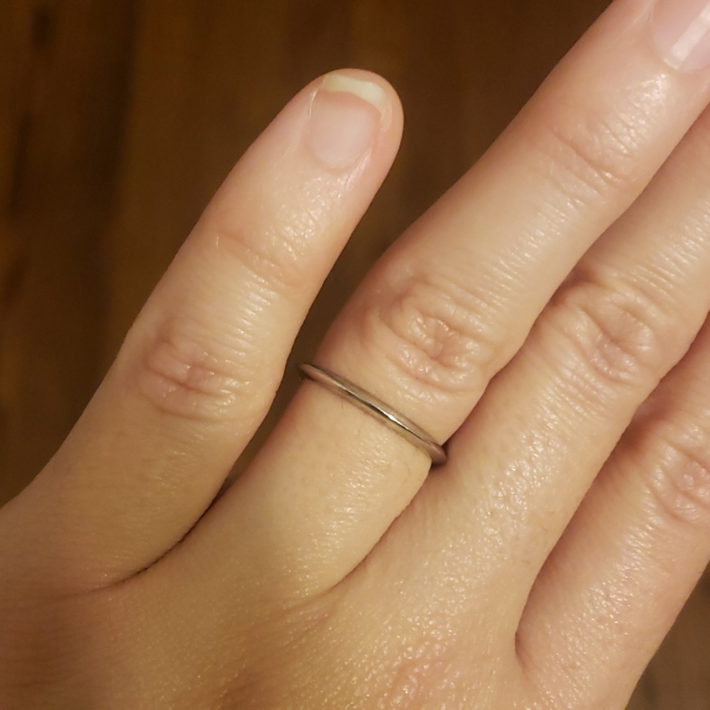 Knife edge platinum wedding band